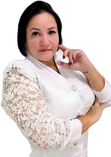 Dra. Daniela Bassani, cirurgiã-dentista em Encantado, de jaleco branco com mangas de renda